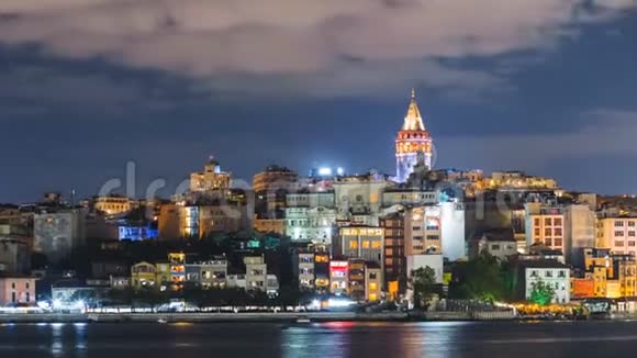 伊斯坦布尔城市景观与加拉塔塔和浮动旅游船在博斯普鲁斯之夜放大时间推移视频的预览图