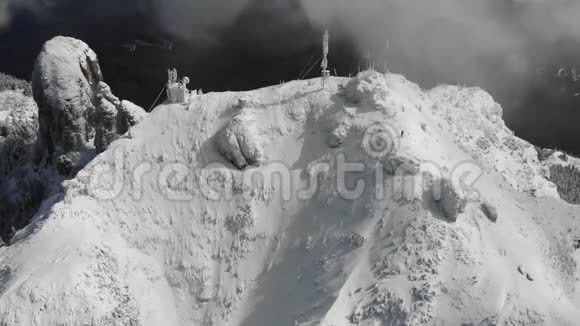 在山上的CeahlauToaca气象站的鸟瞰图罗马尼亚冬季视频的预览图