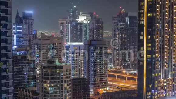 迪拜码头和JLT在夜间时间推移闪烁的灯光和最高的摩天大楼视频的预览图