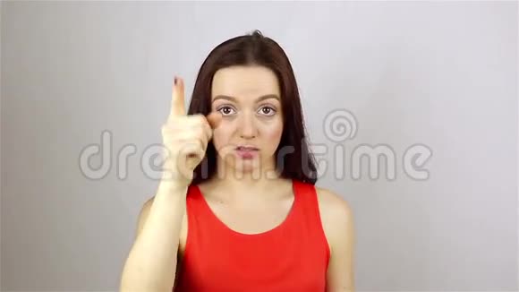 年轻漂亮的女人用手指指着相机你的姿态视频的预览图