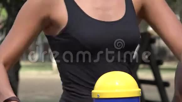 瘦女人的腰部在锻炼视频的预览图