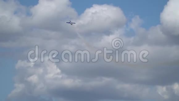 蓝色的L29喷气式飞机在天空中表演库比特留下了一条烟雾弥漫的小径视频的预览图