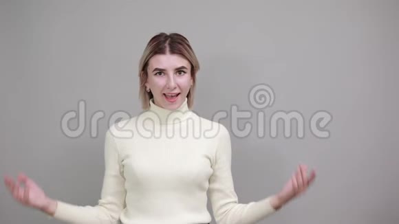 年轻漂亮的白种人女人表现出ok的手势视频的预览图