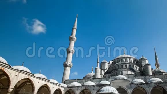 放大土耳其伊斯坦布尔的蓝色清真寺或sultanahmet户外的时间视频的预览图