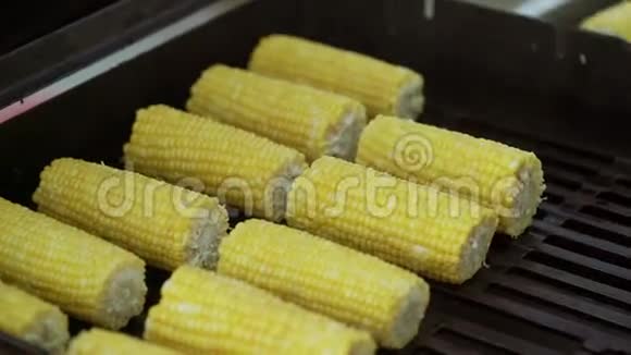 在烤架上煮玉米视频的预览图
