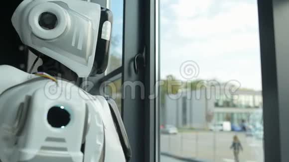 可怜的机器人在户外触摸窗户视频的预览图