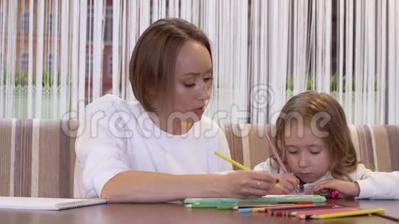 可爱的母亲和女儿一起画画视频的预览图