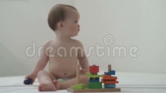 一个小孩子玩一个正在开发的玩具视频的预览图