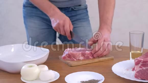 男子切鲜鱼片肉肉肉块做炒菜双手特写视频的预览图