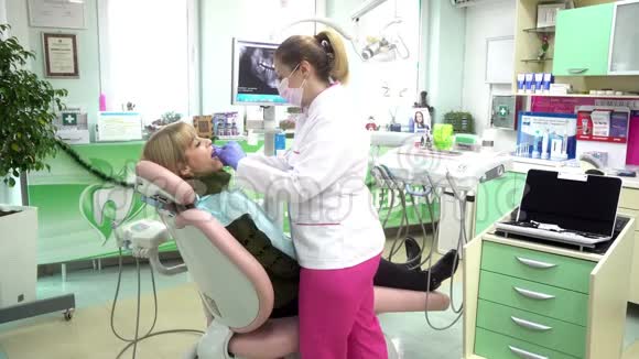 微笑牙医和牙齿治疗后的病人视频的预览图