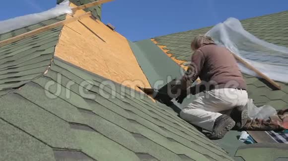 光滑的屋顶住宅房屋屋顶修缮安装软瓷砖部分替换视频的预览图