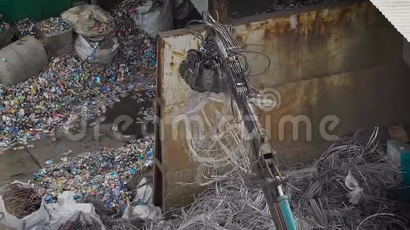 一辆起重机从上面的镜头拍摄成堆的旧电缆以回收户外视频的预览图