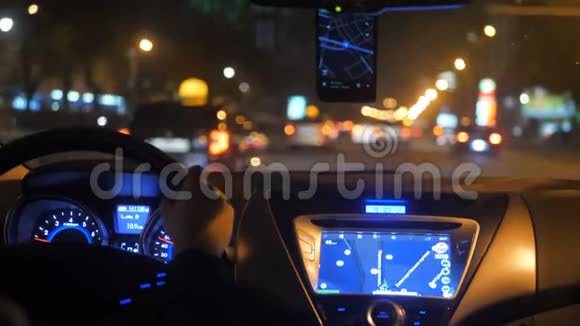 出租车夜城司机红绿灯视频的预览图