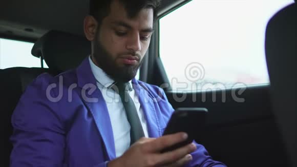 近距离观看现代穆斯林商人的车他用的是智能手机视频的预览图