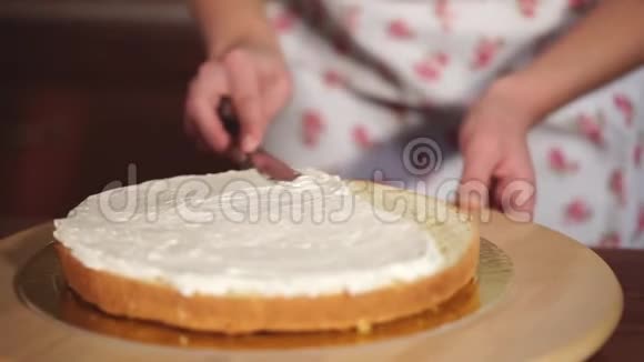 家庭主妇用甜白奶油涂一层蛋糕视频的预览图