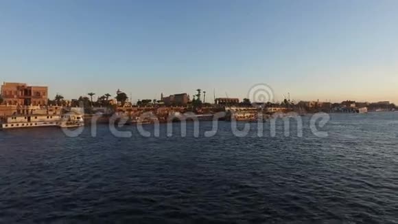 在卢克索的尼罗河上游览船视频的预览图