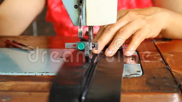 女人用旧缝纫机缝纫视频的预览图