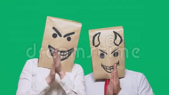 情感概念手势一个男人头上戴着一个包裹脸上画着一个表情符号狡猾而魔鬼笑了视频的预览图
