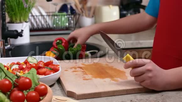 孩子们的手开始切黄瓜做沙拉视频的预览图
