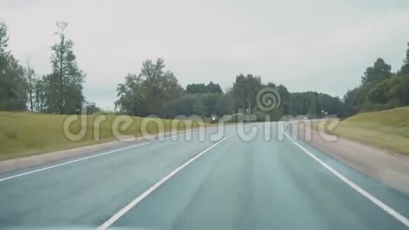 在高速公路上开车从车的驾驶室看视频的预览图