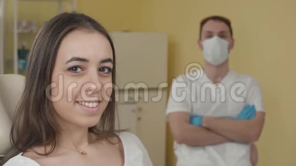 牙科办公室开心女患者看着镜头背景是牙医广告的概念视频的预览图