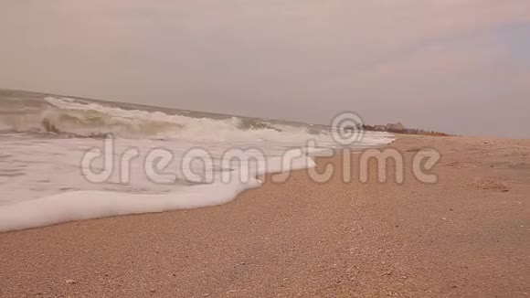 海滨天气平静在空海滩的特写镜头上视频的预览图