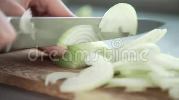 厨师切洋葱做纯素饭蔬菜做新鲜沙拉辛辣食物视频的预览图