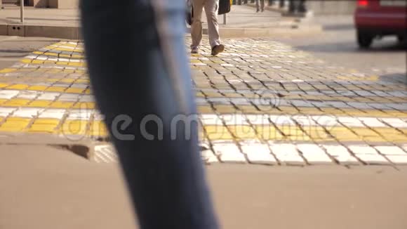 现代城市的人行横道行人慢行视频莫斯科红场上的人们视频的预览图