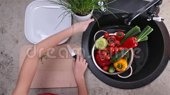 儿童手切韭菜做沙拉视频的预览图