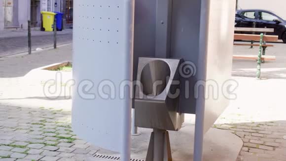 比利时布鲁塞尔的室外公共小便池站在欧洲大街上的空荡荡的皮索视频的预览图