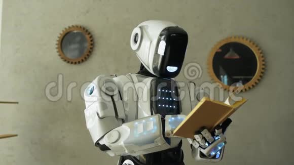 智能机器人阅读有趣的书视频的预览图