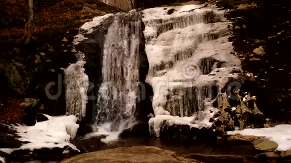 冬天的瀑布视频的预览图