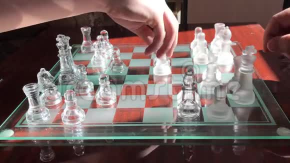 下棋的过程两人移动棋子视频的预览图