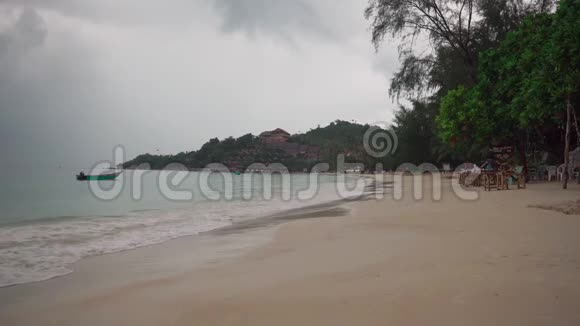 热带海滩在阴雨天气视频的预览图