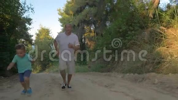 晚上和爷爷在树林里跑步视频的预览图
