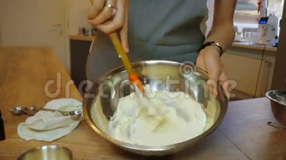 奶油和搅拌器视频的预览图
