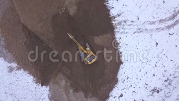 挖土机在雪地上的工业区工作视频的预览图