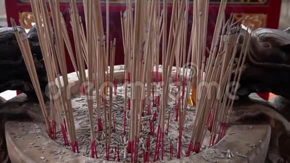 中国香枝在寺庙里燃烧视频的预览图