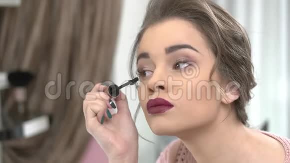 年轻女人用睫毛刷视频的预览图