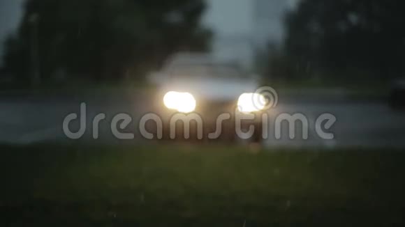夏天阴雨天气的汽车视频的预览图