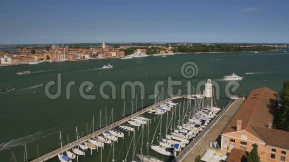 威尼斯运河上的水上交通观赏停泊的白游艇旅游视频的预览图