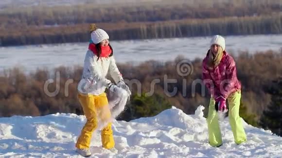 两个女孩扔雪慢动作视频的预览图