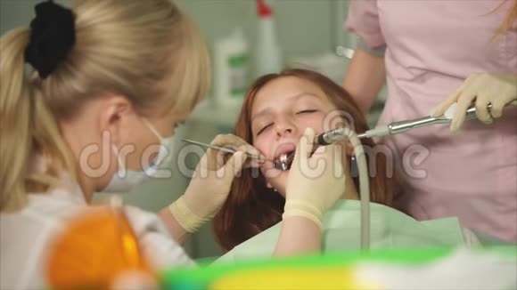 一位牙医在一个青少年的牙科诊所里刷牙视频的预览图