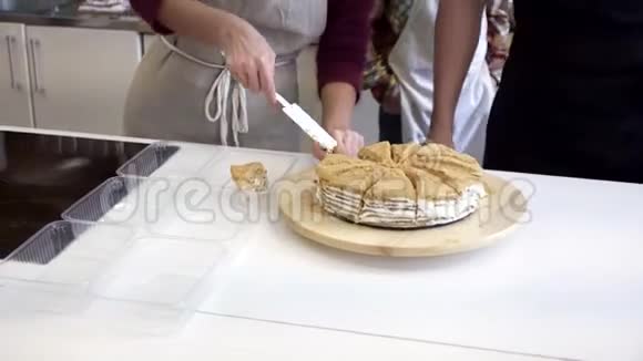 塑料容器上的圆形蛋糕视频的预览图