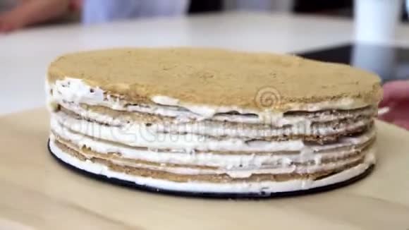 木制架子上的圆形膨化蛋糕宏观地靠近视频的预览图