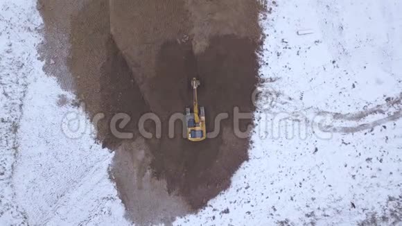 黄色挖掘机在工业区无人机视野中工作视频的预览图