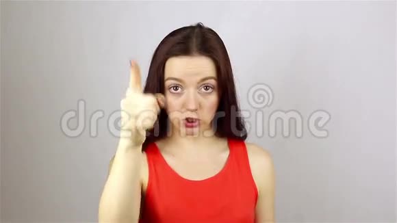 年轻漂亮的女人用手指指着相机你的姿态视频的预览图
