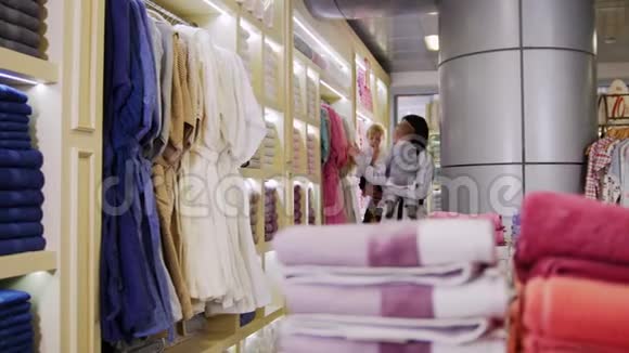 一家人在购物一家人在找浴袍视频的预览图