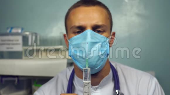 医务人员准备注射用注射器戴面具的年轻白种人医生从一个视频的预览图
