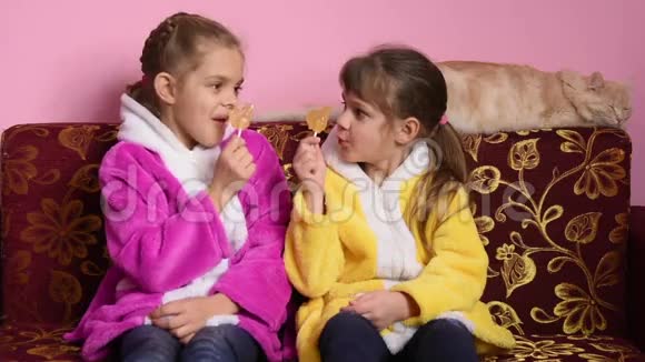 女孩们坐在沙发上玩着舔棒棒糖视频的预览图